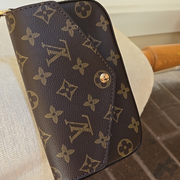 Brown Monogram Crossbody Cute! NEW - Picture 2 of 5